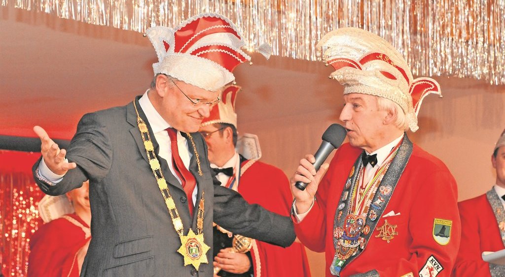 Selbst Ministerpräsident Stefan Weil spürte schon die besondere Atmosphäre beim Karneval in Augustendorf und feierte gutgelaunt mit. Foto: Archiv/asz