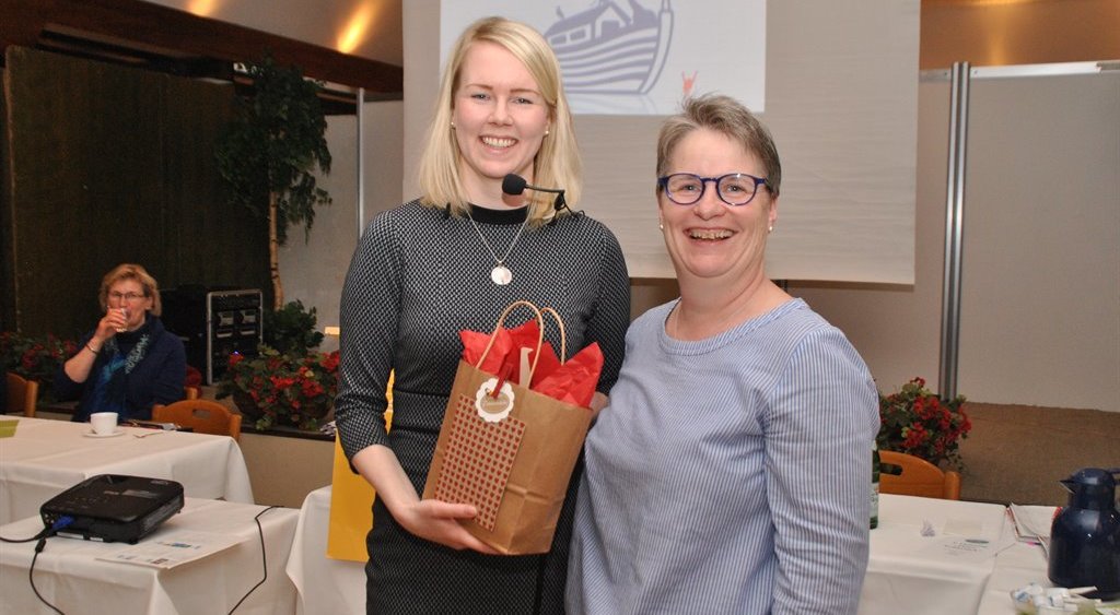 Janina Tiedemann bereicherte den Nachmittag bei den Bremervörder Landfrauen und erhielt von Andrea Burfeind ein kleines Dankeschön. Foto: uml