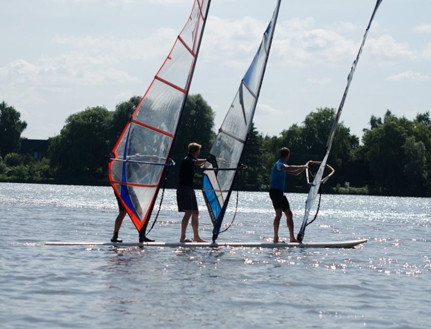 Auf dem Vörder Seefest präsentiert der Windsurfclub Bremervörde e.V. den Besuchern Stand Up Paddling und Windsurfen. Foto: eb