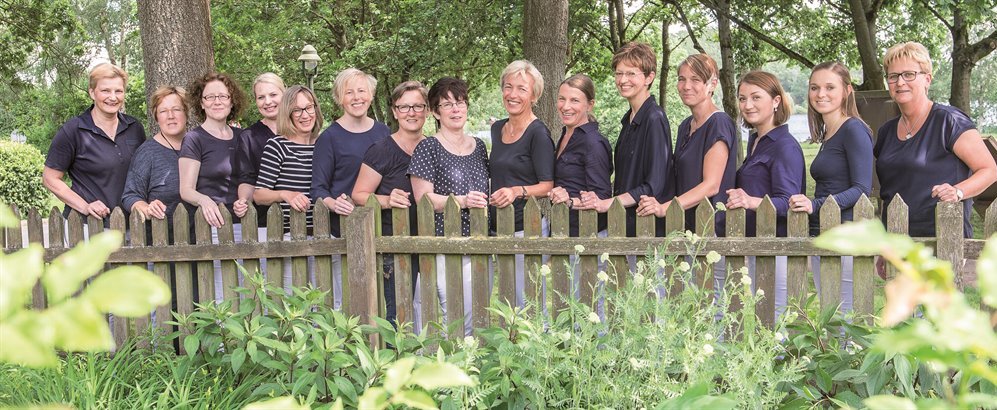 Das Team der Bahnhof-Apotheke im Apothekergarten. Foto: Sabrina Adeline Nagel