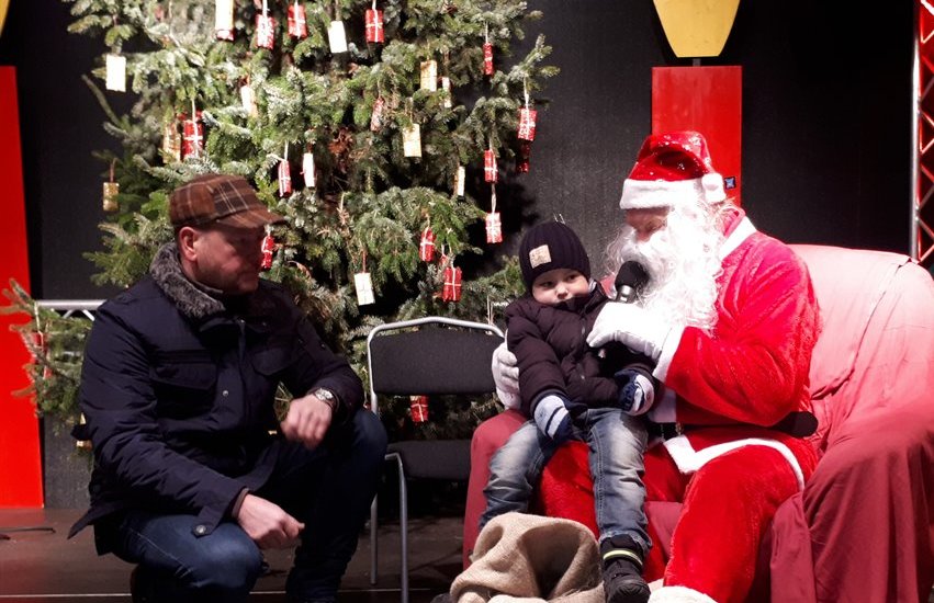 Durch das Weihnachtstor in Elm wird man in eine weihnachtliche Budenstadt entführt. Hier kann man sich auf die besinnliche Zeit einstimmen. Fotos. eb
