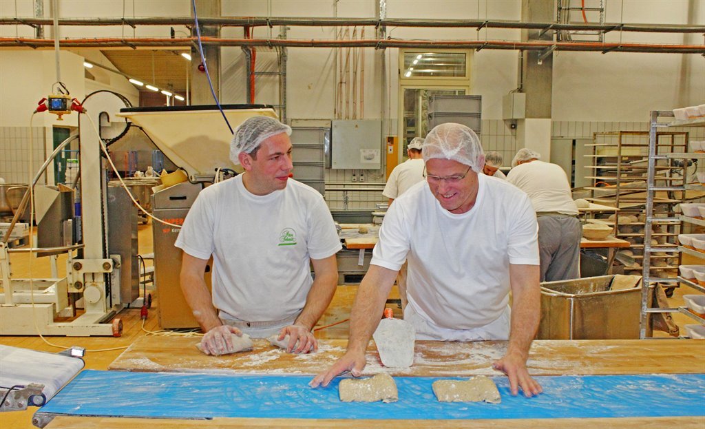 In der Großbäckerei stellen die Bäcker Waldemar und Harald täglich Brote und Brötchen von Hand her.
 Foto: djd/Bäckerei Peter Schmitt