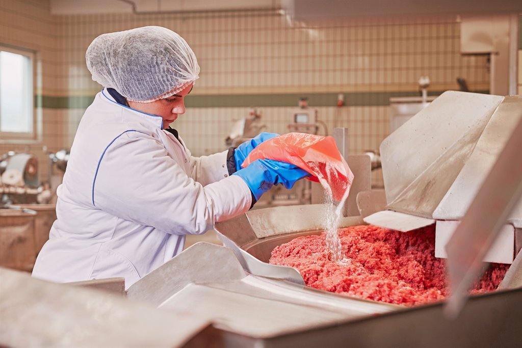 Marianna Rubino in Aktion: „Mich hat das Interesse am Rohstoff Fleisch und insbesondere der Wurstproduktion sowie die Bearbeitung und Veredelung der Produkte zu dieser Ausbildung geführt.“
Foto: djd/Metten Fleischwaren