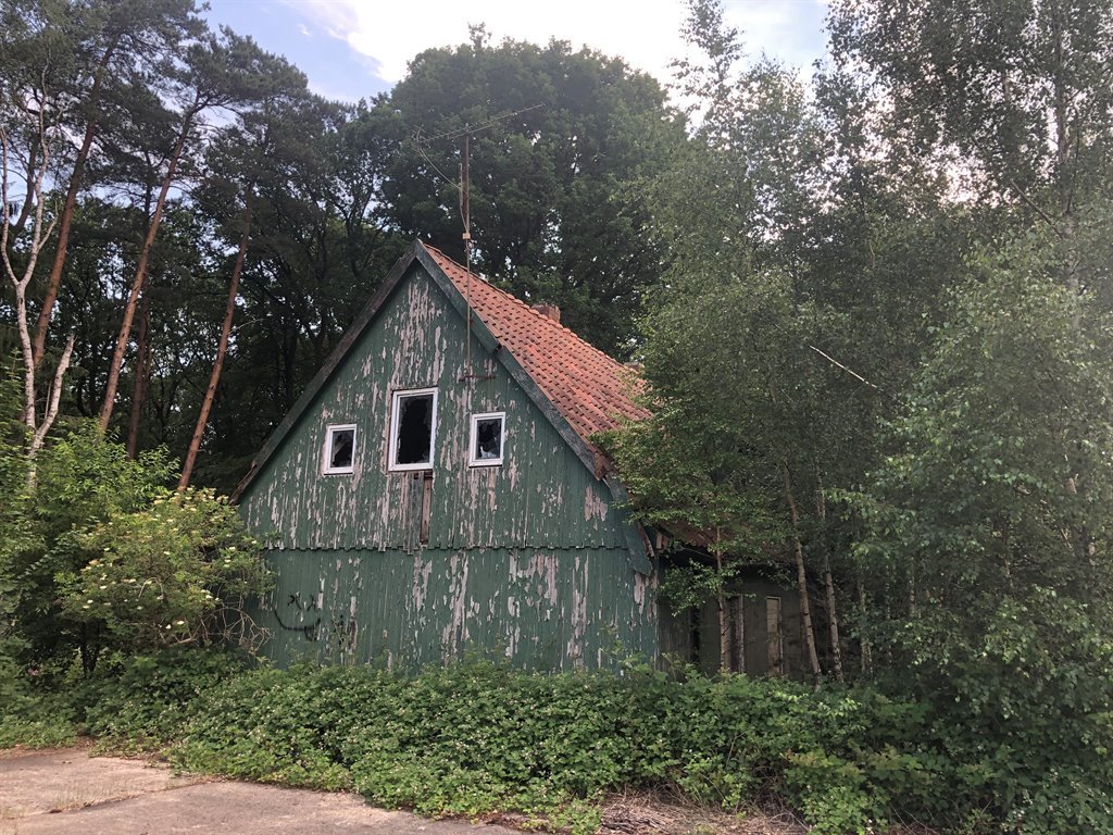 Dieser Holzbau beim Torfwerk diente bis in die 1990er Jahre als Wohnung für Vertriebene, Flüchtlinge und Mitarbeiter. Foto: Jörn Freyenhagen)