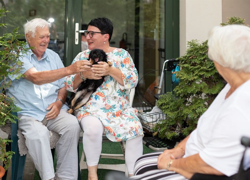 Gudrun Günzel-Grassmann (Mitte) kümmert sich täglich um „ihre“ Senioren.
Foto: djd/Alloheim Senioren-Residenzen/www.medial-mirage.de