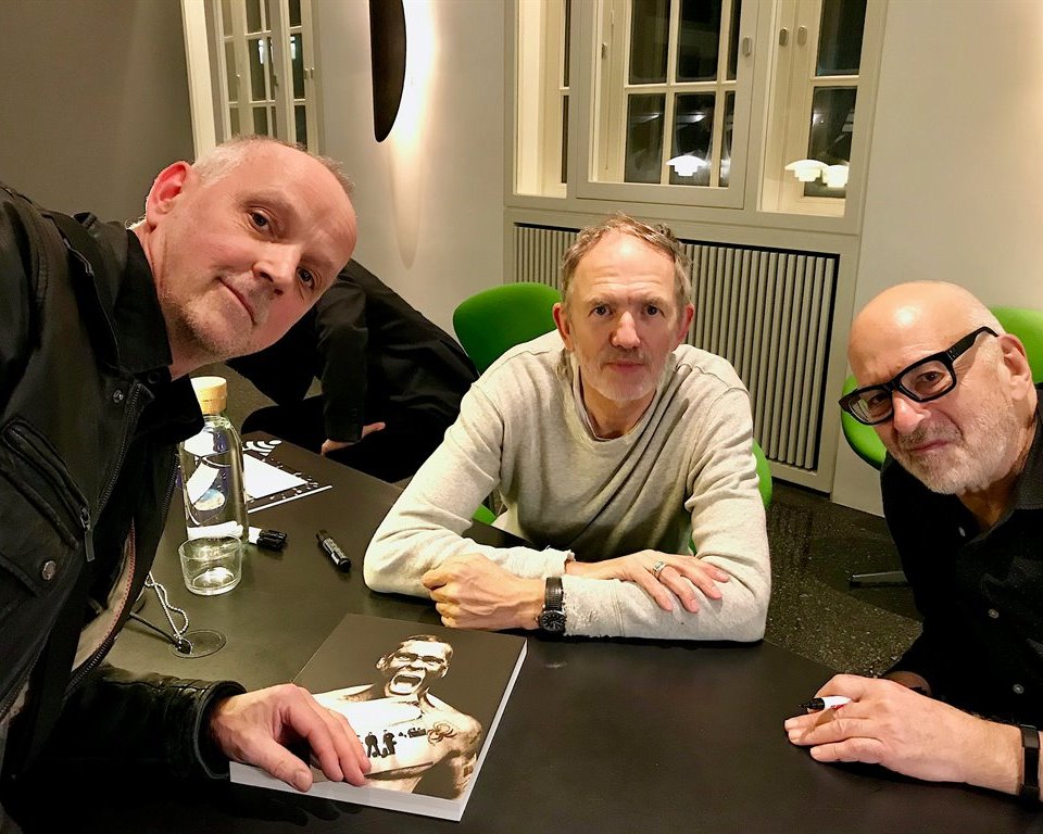 Hier tauscht sich Ralf G. Poppe (v.li.) mit Fotograf und Regisseur Anton Corbijn (U2, Nirvana, Grönemeyer) und dem britischen Mute-Labelbetreiber Daniel Miller aus. Foto: eb