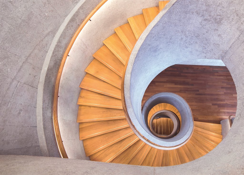 Treppen zu bauen, ist eine Kunst für sich: Höhe, Abstand und Anstiegswinkel spielen eine große Rolle, wenn es darum geht, mehrere Etagen miteinander zu verbinden. 
 Foto: jimmy chan/pexels/randstad