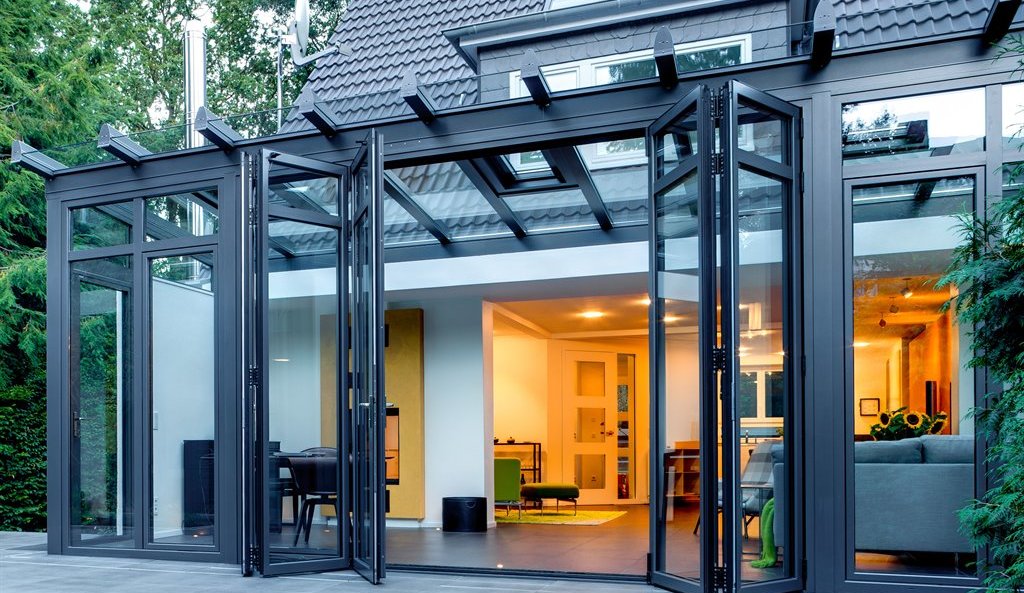 Für außen und innen: Feinsteinzeug-Fliesen eignen sich für die Terrasse ebenso wie für Wintergarten und Wohnbereich. Foto: djd/Solarlux GmbH