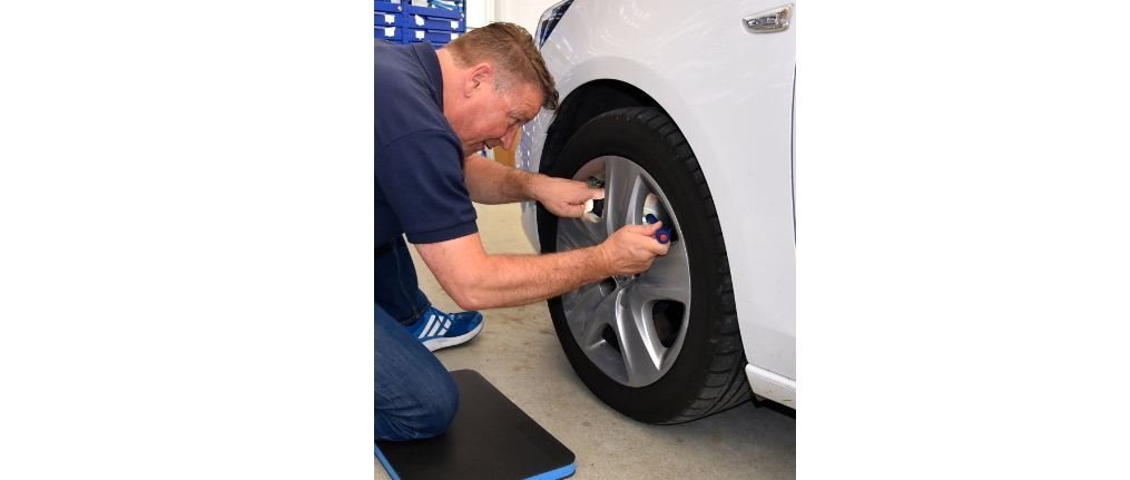 Im Rahmen der Fahrzeugaufbereitung werden auch sicherheitsrelevante Teile überprüft - etwa die Bremsscheiben.Foto: djd/Berner Deutschland