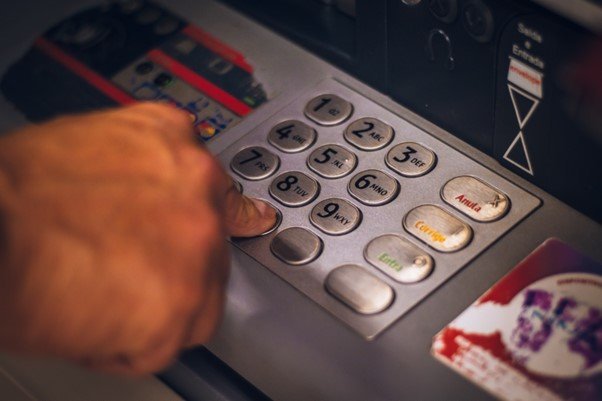 Spielen Barumsätze im eigenen Geschäft eine wichtige Rolle, sollte der Kontoanbieter auch Ein und Auszahlungsmöglichkeiten für Bargeld zur Verfügung stellen. Bildquelle: @ Eduardo Soares / Unsplash.com
