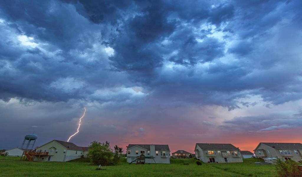 Schlechtwetterereignisse mit Blitzschlag, Hagel und Starkregen nehmen zu. Umso wichtiger ist es, Wohngebäude gegen Sachschäden finanziell abzusichern.