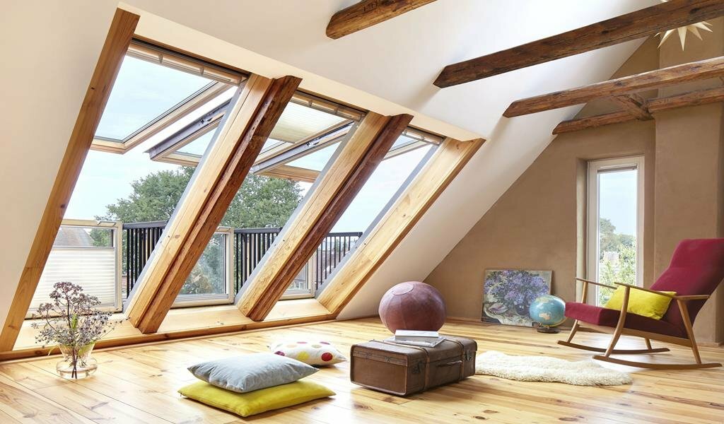 Dachfenster bieten nahezu unbegrenzte Möglichkeiten. Beispielsweise wird bei manchen Herstellern im Handumdrehen ein kleiner Dachbalkon daraus.