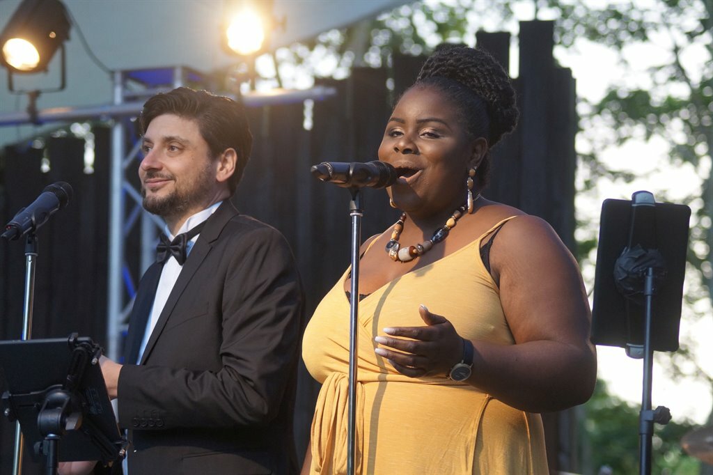 Stimmgewaltig präsentierten John und Valencia die Popsongs zum Mitsingen