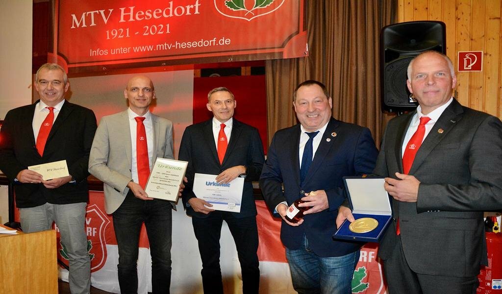 Der stellvertretende Vorsitzende des Kreissportbundes, Bernd Meyer, (2 v.r.) überbrachte den Vorstandsmitgliedern Holger Rohbeck (v. li.), Jens Grimm, Ralf Prüter und Rolf Hahn eine Auszeichnung.