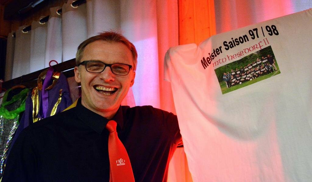 „Meisterspieler“ Oliver Schulz (54) mit einem „Meisterschafts-T-Shirt“ der Saison 1997/98.