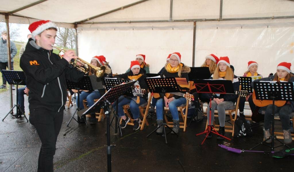 Der 15-jährige Bastian Hinck begeisterte das Publikum mit weihnachtlichen Liedern auf der Trompete.