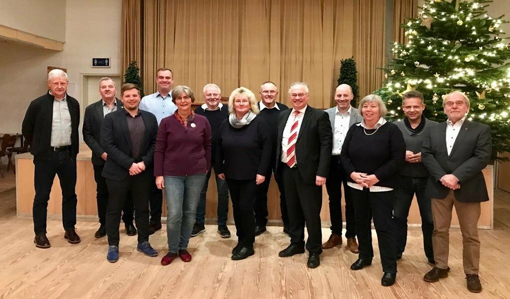 Frauen in der Minderheit: Bürgermeister Stefan Schwenke und die Riege der Ortsvorsteher:innen der Gemeinde Worpswede.