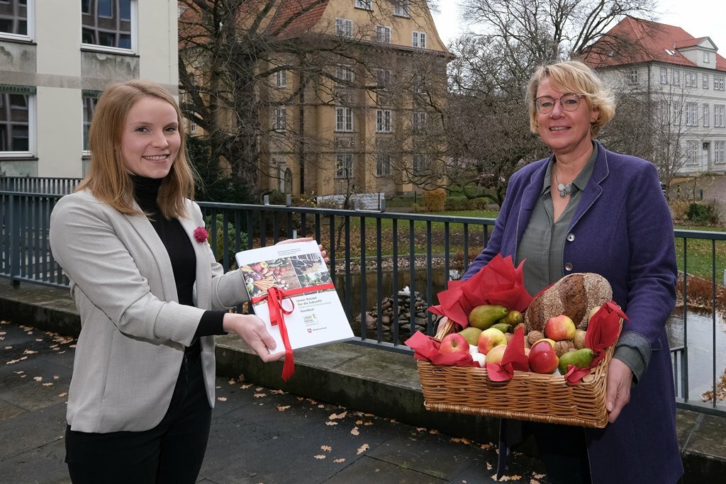 Ernährungsministerin Barbara Otte-Kinast (re.) nimmt Niedersachsens Ernährungsstrategie von Maren Meyer, Fachreferentin für Ernährung im ZEHN, entgegen.