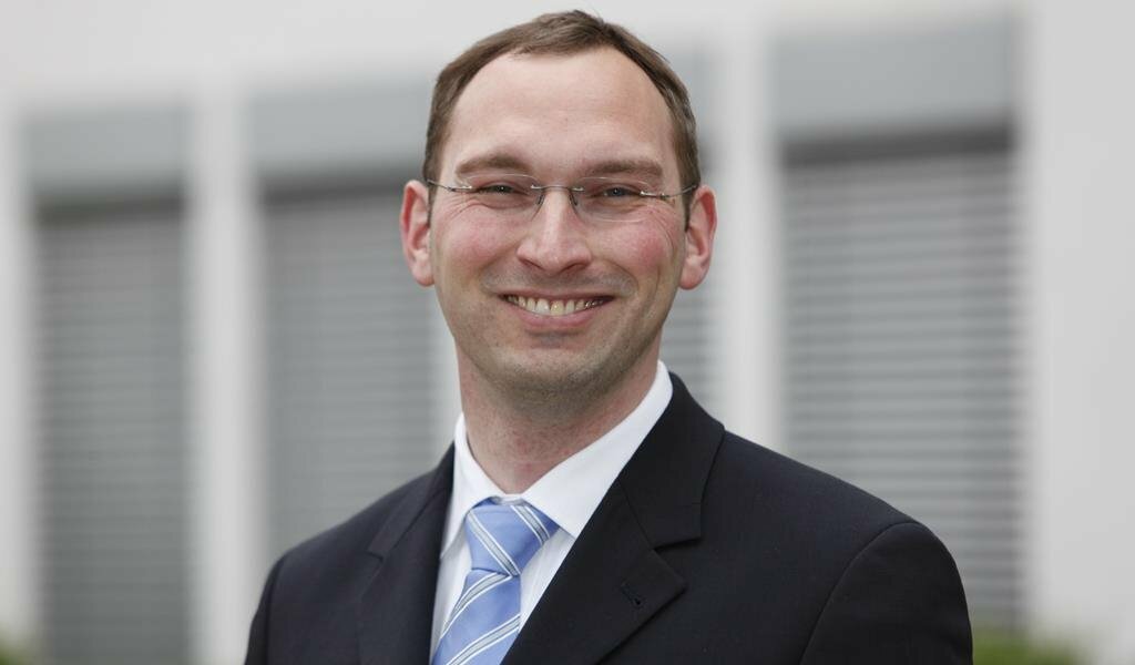 Prof. Dr. Tim Jesgarzewski lehrt Arbeits- und Wirtschaftsrecht an der FOM in Bremen und arbeitet als Rechts- und Fachanwalt.