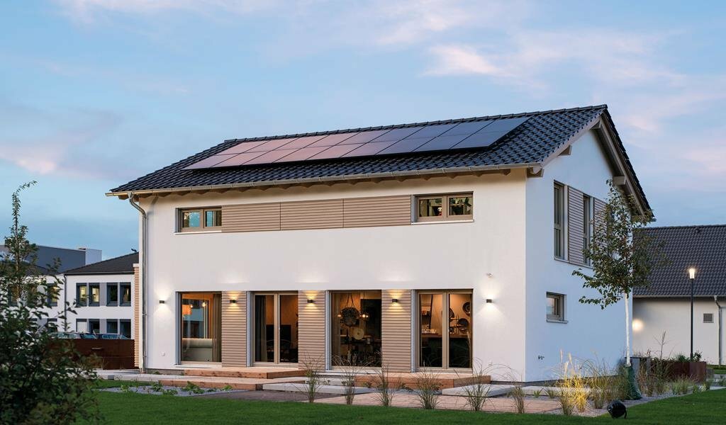 Eine Photovoltaikanlage auf dem Dach, ein regeneratives Heizsystem, der naturgesunde Baustoff Holz und eine wirksam gedämmte Gebäudehülle: Beim klimafreundlichen Eigenheim sind alle Komponenten aufeinander abgestimmt.