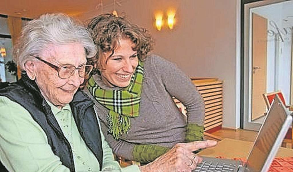 Dank Tablet oder Laptop können ältere Menschen alte Schlager hören - und auch die Verbindung zu Verwandten in der Ferne halten.