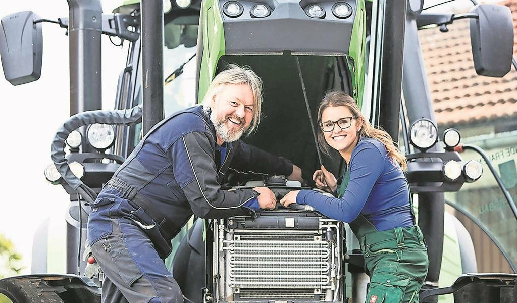 Schon als Simone zehn Jahre alt war, half sie ihrem Vater, Traktoren wieder in Gang zu bringen. Heute arbeiten Tochter und Vater zusammen in dessen Werkstatt.