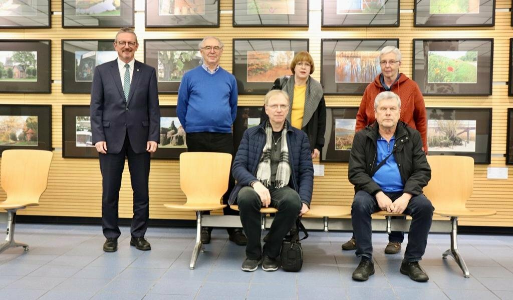 Fünf der beteiligten Künstler:innen eröffneten ihre Ausstellung in kleinem Kreis mit dem Landrat. Foto: akl