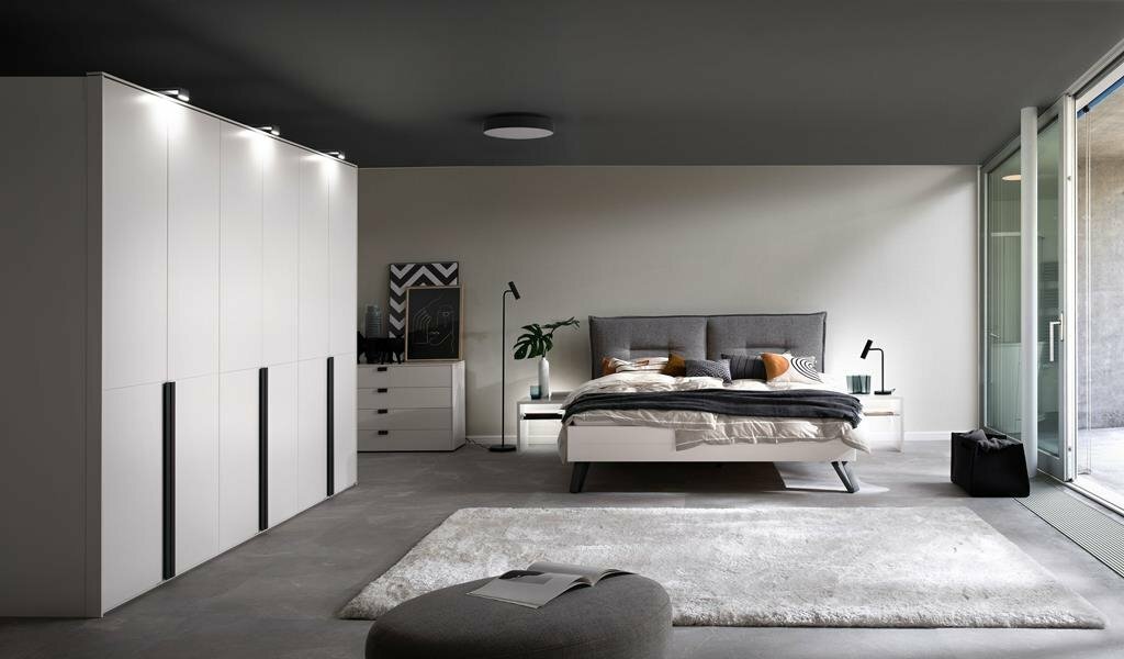 Mehr Farben wagen - auch für die Raumdecke. Eine Deckengestaltung in einem angenehmen Grauton wirkt im Schlafzimmer besonders harmonisch.