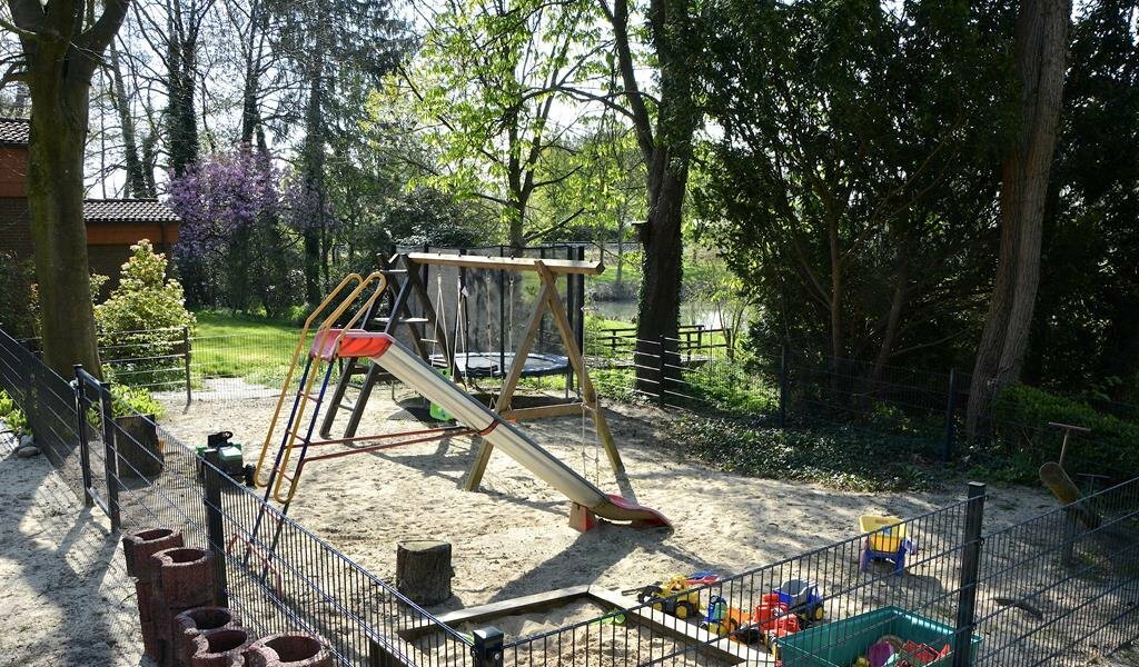 Der Spielplatz mit neuem Zaun für mehr Sicherheit der Kinder und Entspannung der Eltern.