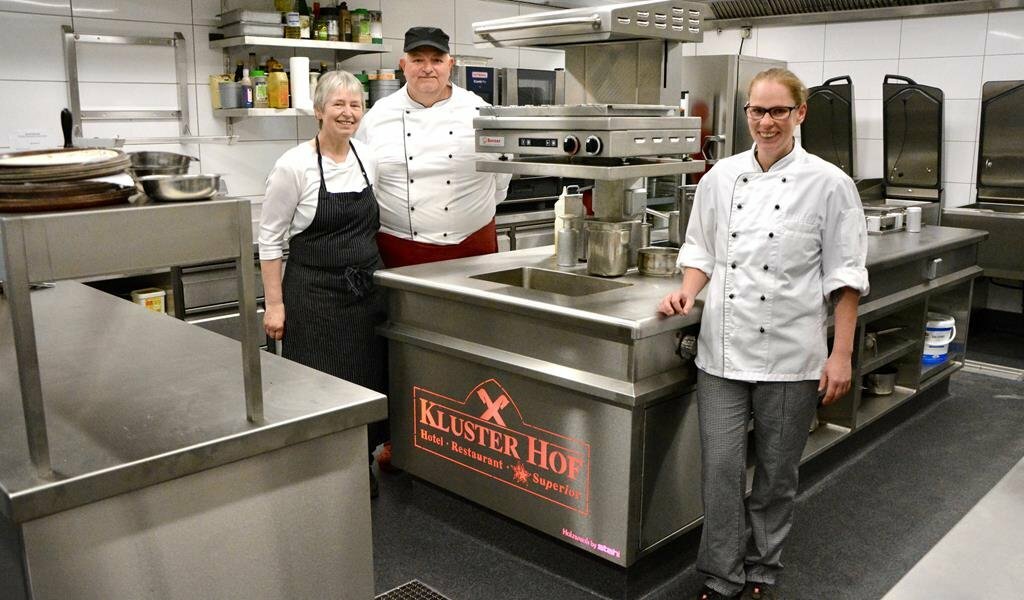 Senior-Chefin Annegret Opitz, Koch Harald Feltkamp und Beiköchin Saskia Wendelken voller Vorfreude in der neuen Küche.