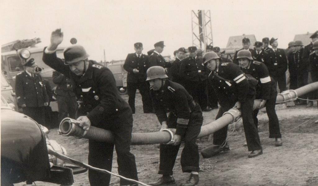 Bereits 1960 traten die Hollener Brandschützer bei Wettkämpfen (hier in Altenwalde) an.