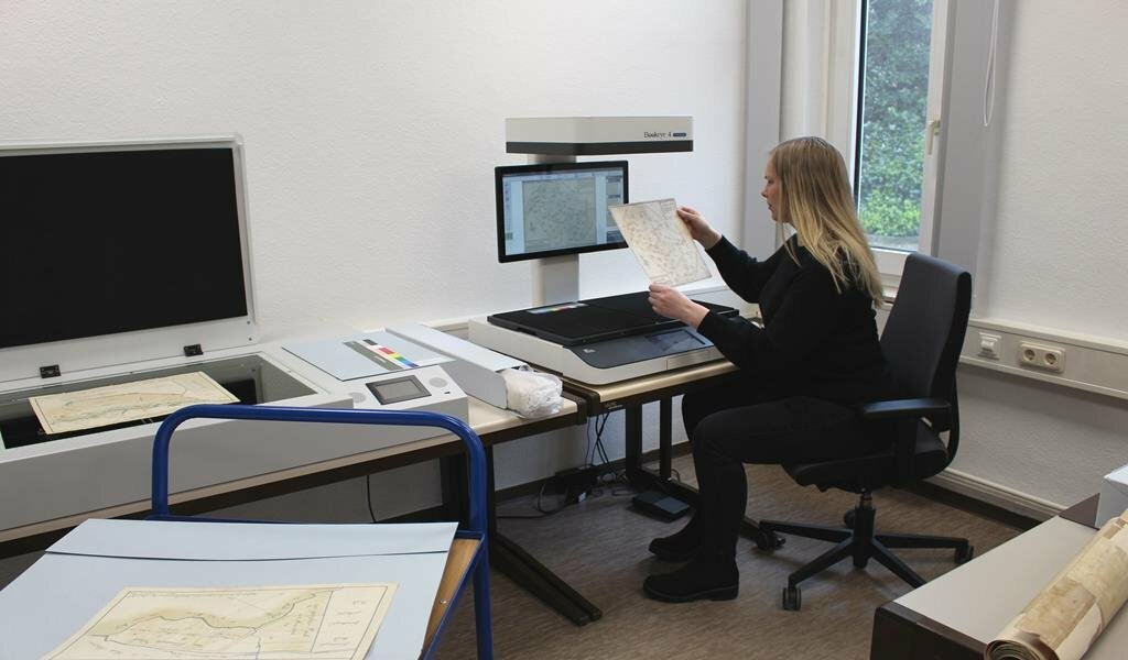 Archivmitarbeiterin Elena Schmitz bei der Digitalisierung handgezeichneter Karten und Pläne aus dem 18. Jahrhundert.