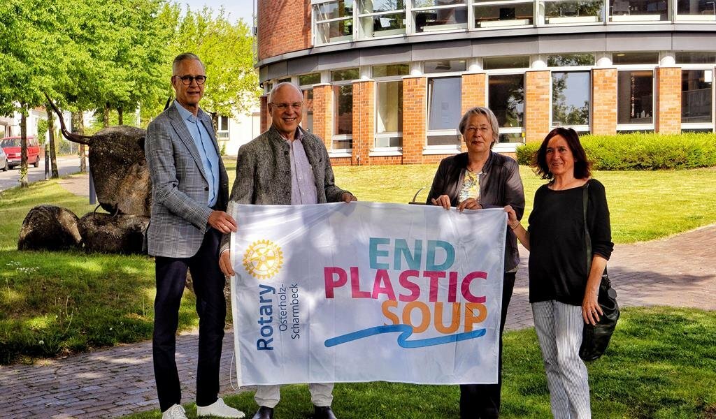 Halten gegen Mikroplastik die Fahne hoch: Manfred Henkis, Thomas Hinkelmann, Gertrud Milthaler und Brigitte Neuner-Krämer.