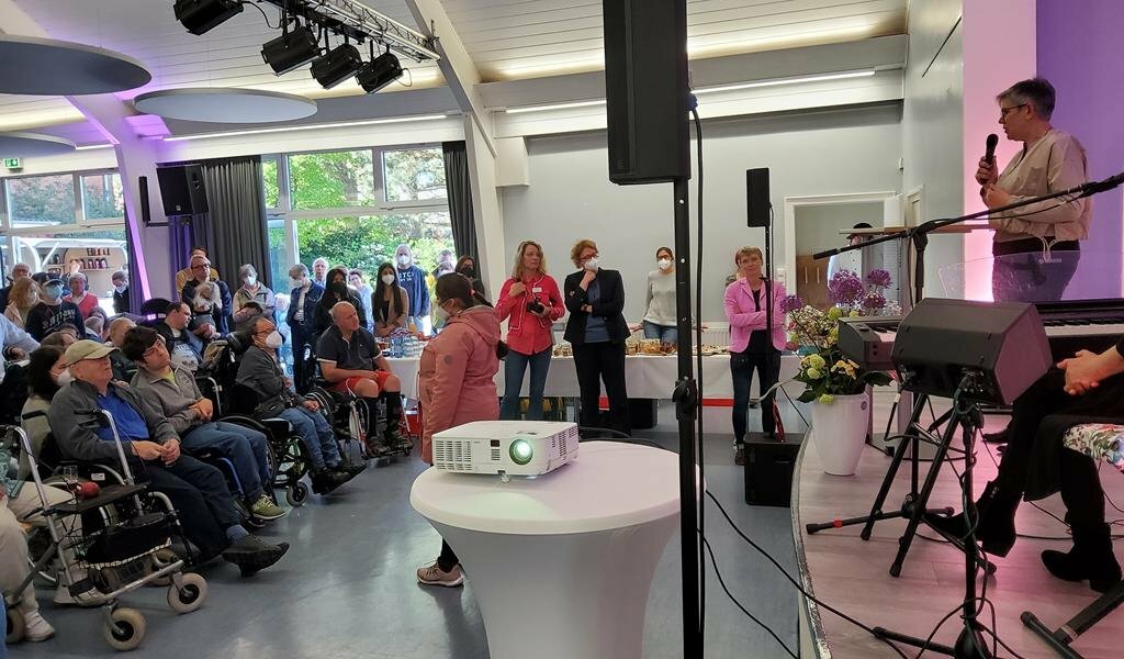 Zur Eröffnung der Ausstellung „Echt mein Recht“ im MartinsSaal kamen zahlreiche Gäste zur Lilienthaler Diakonie.