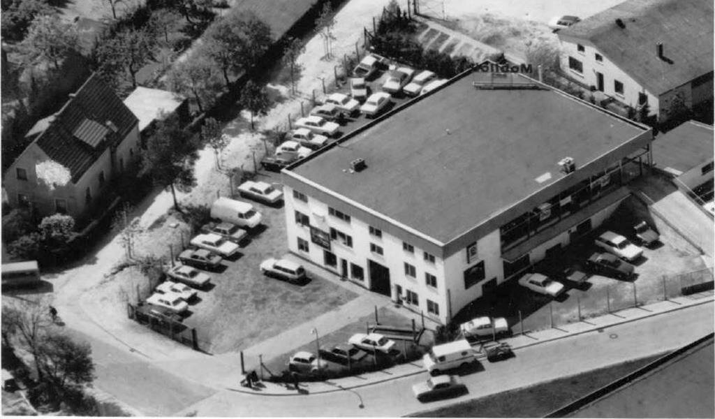 Nach dem erfolgreichen Umbau 1976 kann die Kundschaft fortan auf noch größerer Fläche Autos bestaunen, Probe fahren und kaufen. | Foto: BeBe