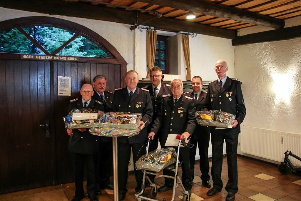 Mit 290 Jahren Gesamtdienstzeit wurden Fred Rohdenburg, Alfred Meyer, Erich Buck und Karl-Heinz Waltersdorf (nicht anwesend) für jeweils 60 Jahre Mitgliedschaft in der Feuerwehr Neuenkrichen geehrt. Peter Wieting erhielt die Ehrung für 50 Jahre.