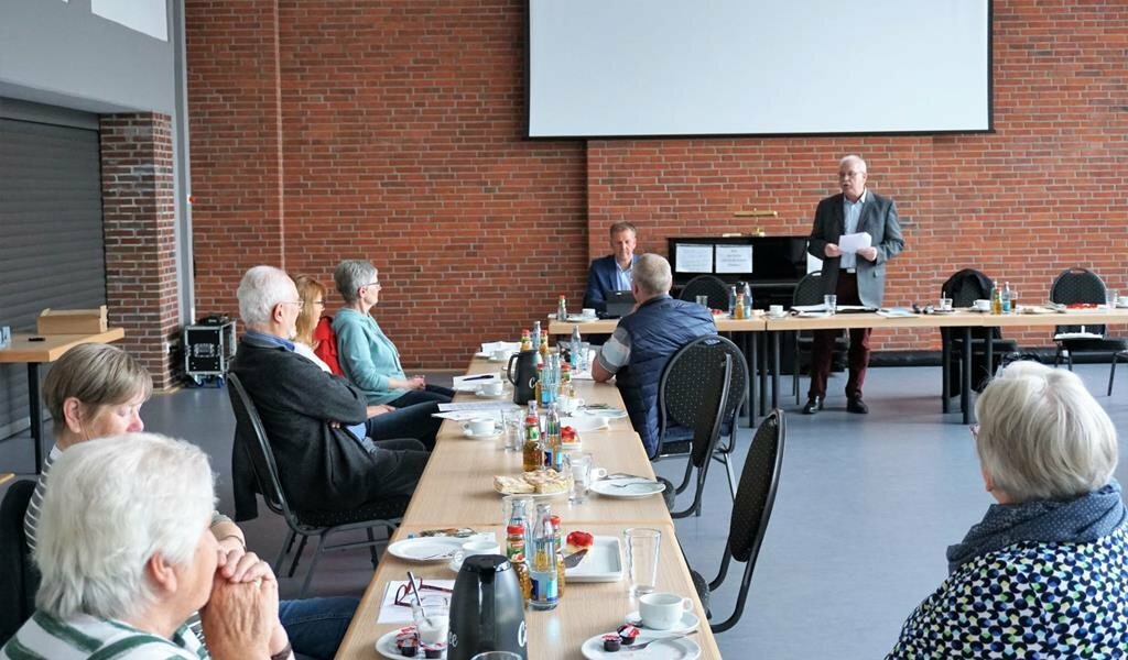 Mit Interesse folgten die Mitglieder des Seniorenbeirates den Berichten von Bürgermeister Guido Dieckmann und Harald Sommerfeld (Vorsitzender re.).