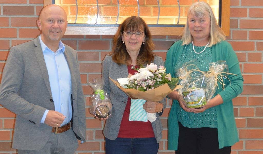 Änne Holst (Mitte) wurde von Bürgermeister Michael Hannebacher und der Personalratsvorsitzenden Gerda Lütjen verabschiedet.