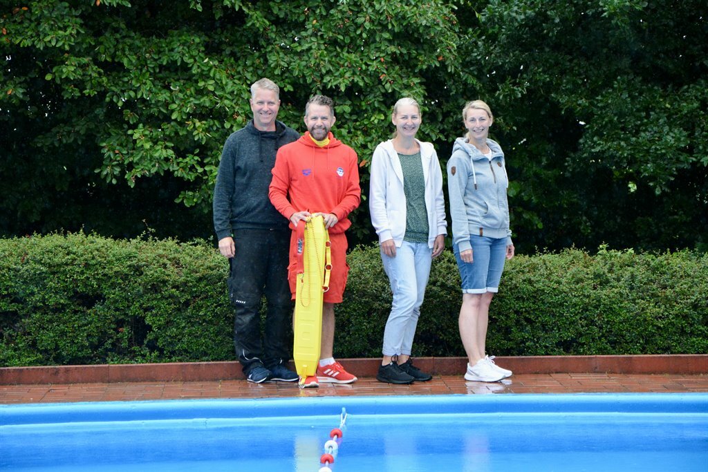 Die Rettungsschwimmer:innen Torben Butt, Patrick Kupczyk, Yvonne Müller, Anja Fromm freuen sich auf die Gäste.