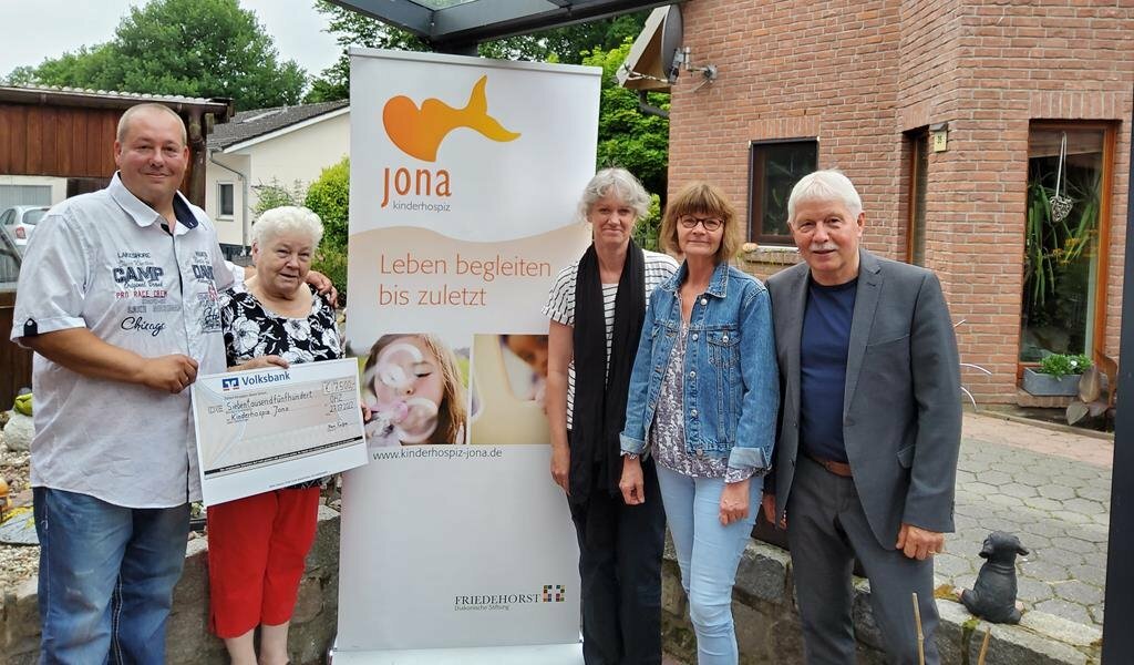Karin Tietjen (zweite von links) sammelt seit elf Jahren Spenden für das Kinderhospiz Jona. In diesem Jahr konnte sie 7500 Euro überreichen. Foto: tobo