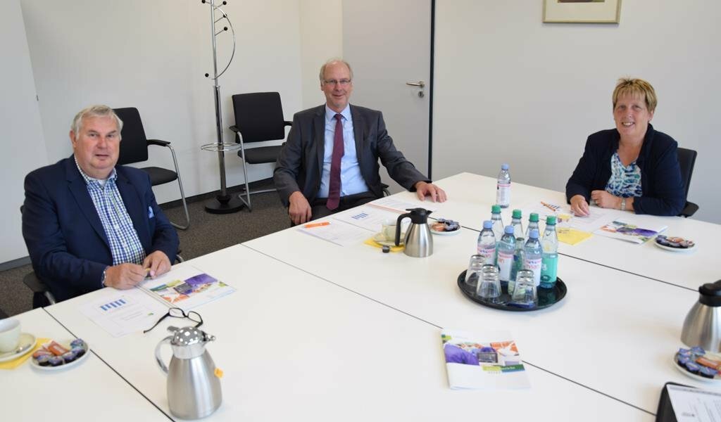 v. li.: Vorsitzender des Krankenhausausschusses Wilfried Pallasch  mit Krankenhausleiter Klaus Vagt und Kreisrätin Heike Schumacher.