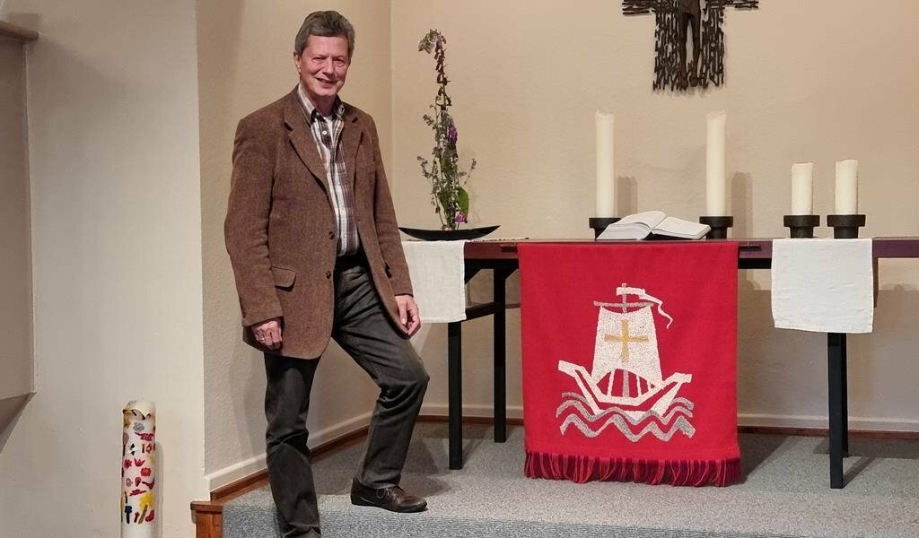 Reiner Sievers verlässt den Platz am Altar der Kirche in Hüttenbusch, doch bleibt er seinen Gemeindemitgliedern weiterhin verbunden.