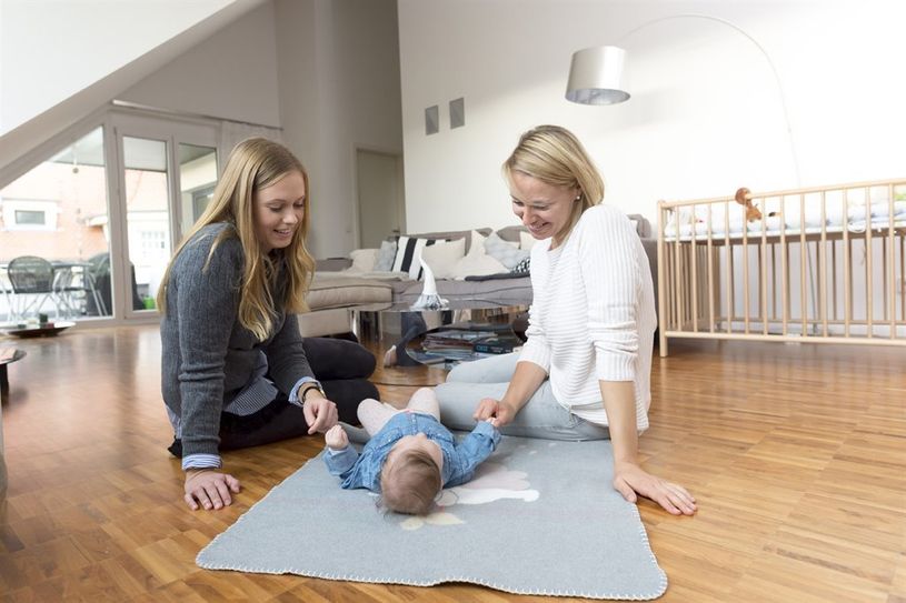 Eltern sollten darauf achten, dass alle Baustoffe emissionsgeprüft sind –  auch beim Boden. Denn ein gesundes Wohnklima ist für Kinder besonders wichtig. Foto: GEV