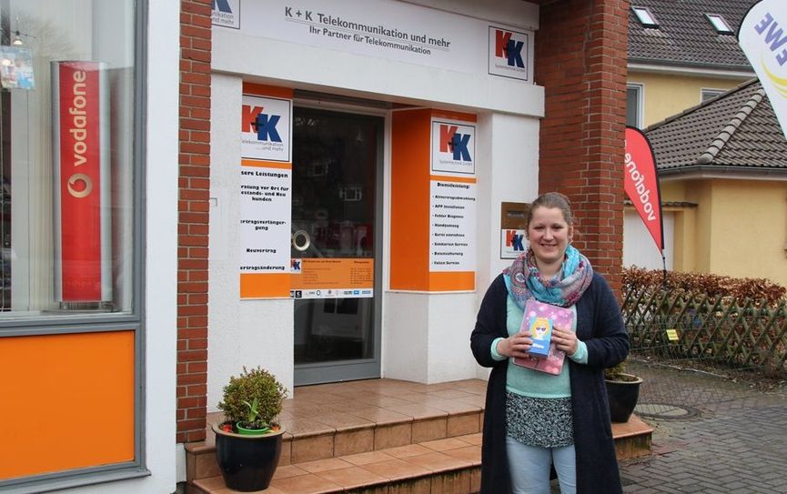 Jessica Köbernik vor ihrem neuen Ladengeschäft K+K Telekommunikation und mehr. Foto: sr