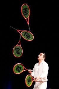 Daniel Hochsteiner (linkes Bild) zeigt, was man mit Tennisschlägern alles machen kann. Clown Davod Konyot aus England bevorzugt die Trampete. Fotos: eb