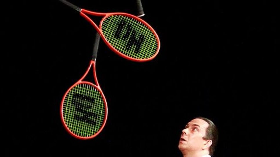 Daniel Hochsteiner (linkes Bild) zeigt, was man mit Tennisschlägern alles machen kann. Clown Davod Konyot aus England bevorzugt die Trampete. Fotos: eb