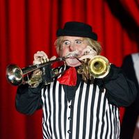 Daniel Hochsteiner (linkes Bild) zeigt, was man mit Tennisschlägern alles machen kann. Clown Davod Konyot aus England bevorzugt die Trampete. Fotos: eb