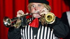 Daniel Hochsteiner (linkes Bild) zeigt, was man mit Tennisschlägern alles machen kann. Clown Davod Konyot aus England bevorzugt die Trampete. Fotos: eb