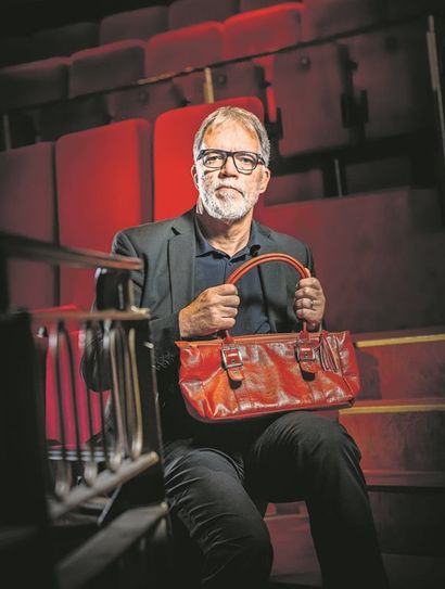 Für sein Publikum hat Wolfgang Trepper sich wieder stundenlang vor die Glotze gesetzt.  Foto: eb