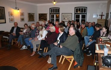 Gebannt lauschten die Zuhörer der Krimigeschichte von Axel Roschen. Foto: eb